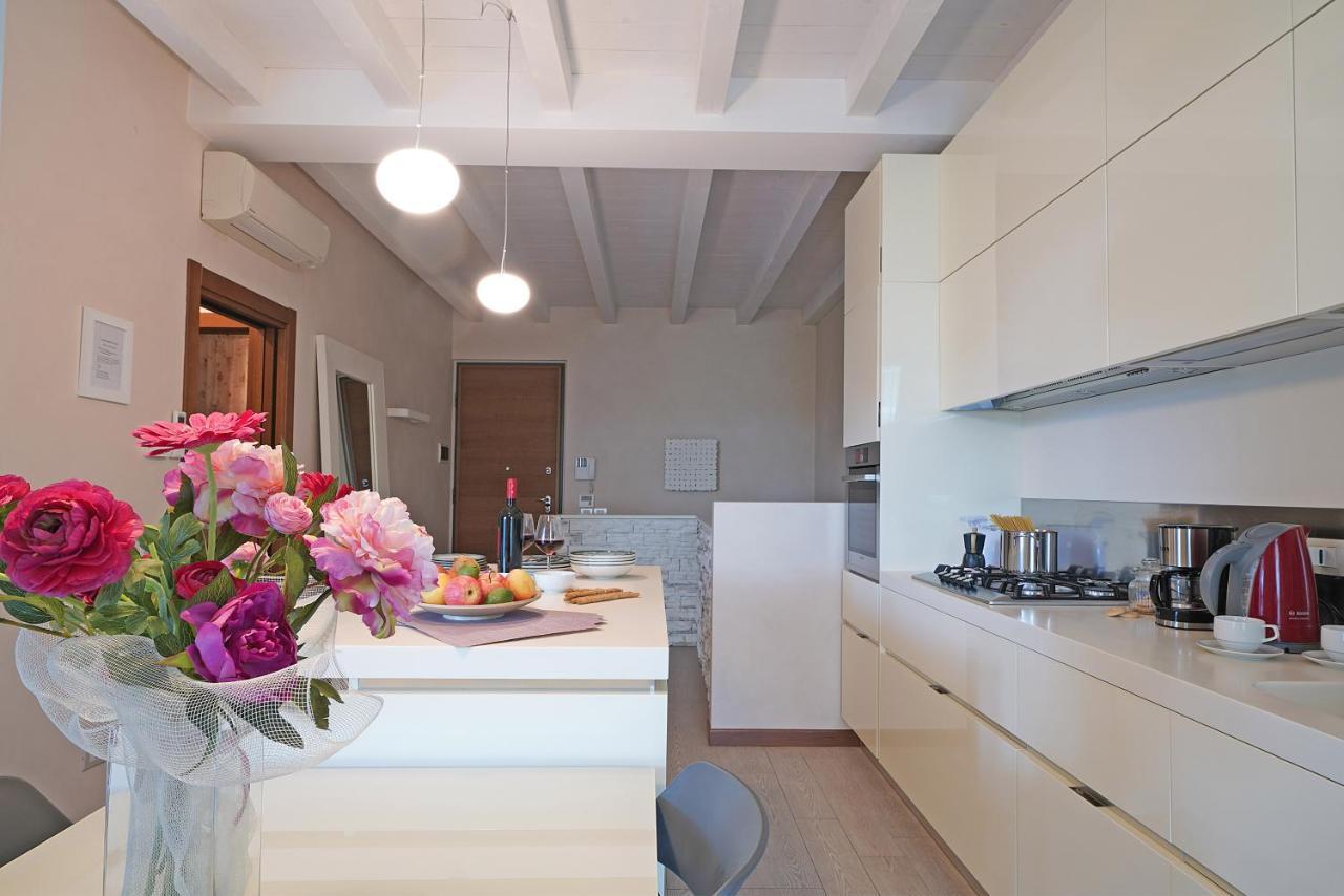 Giulia Luxury Apartment Сірміоне Екстер'єр фото